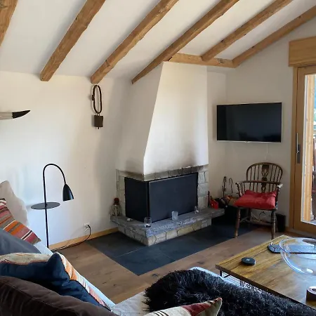 Sunny Apt, Fabulous View & Balcony, Sleeps 8