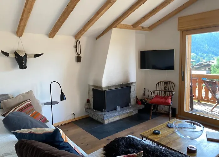 Sunny Apt, Fabulous View & Balcony, Sleeps 8